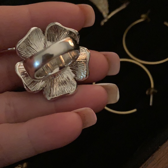 Women’s Rhinestone Flower Ring - Picture 3 of 3